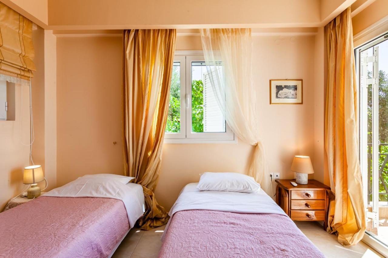 Verga Majestic Sunsets - Elegant & Secluded Retreat カラマタ エクステリア 写真
